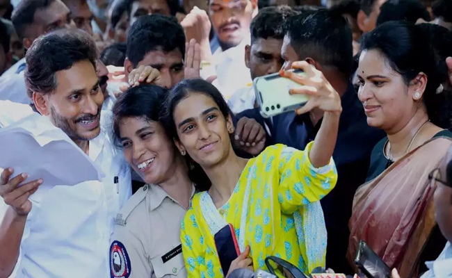 Cop gets memo for taking selfie with Jagan