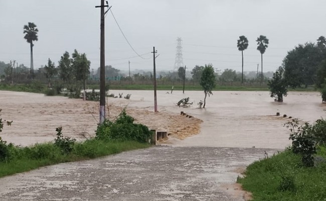 9 killed in T floods, choppers to Khammam for rescue