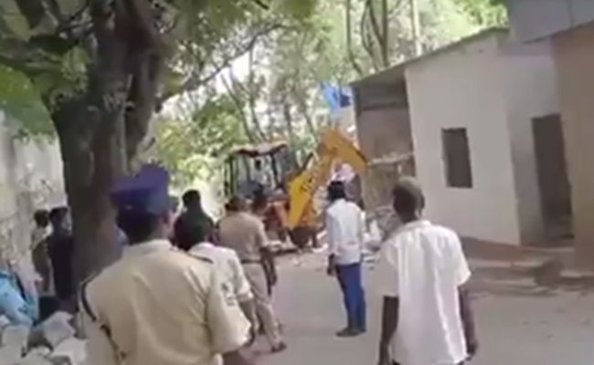 Municipal officer shunted out after demolitions in front of Jagan’s house in Hyd