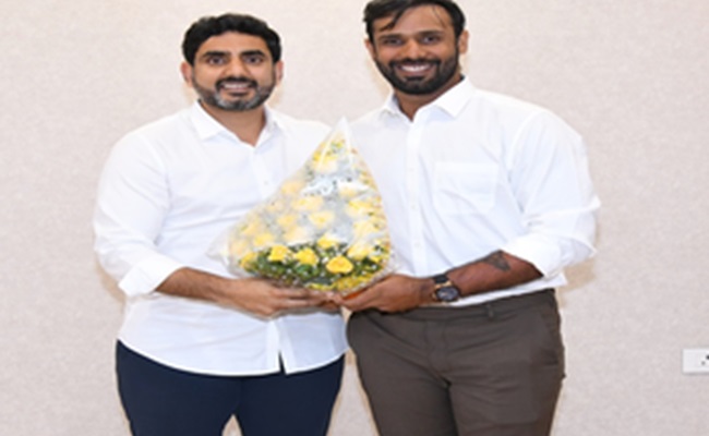 Lokesh bats for Vihari, welcomes him back to AP