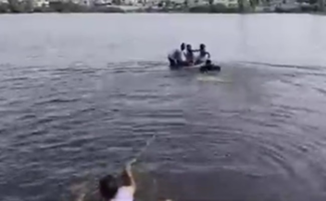 Hyd man drives car with three kids into lake