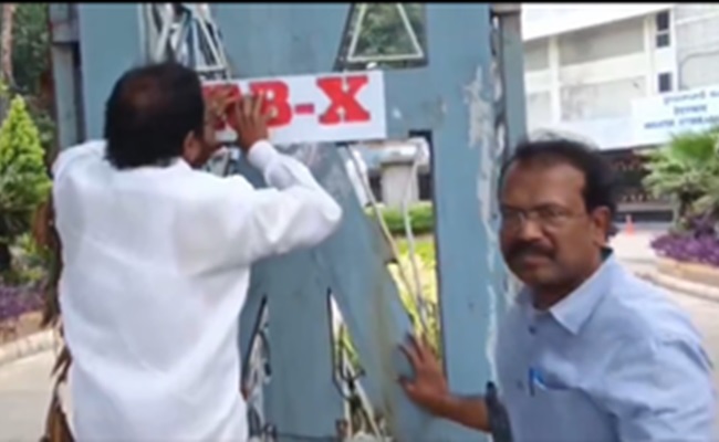 Activist puts 'RB-X' marking on T'gana Secretariat