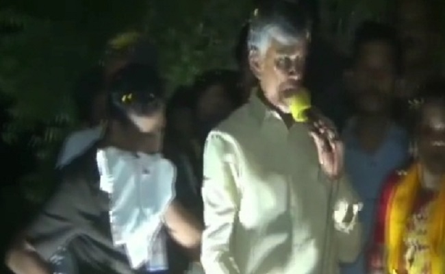 Stone pelting on Chandrababu Naidu's convoy