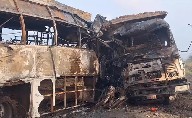 5 killed on spot as bus catches fire in Palnadu.. - Greatandhra