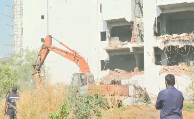 HYDRAA begins demolition of illegal building in Madhapur