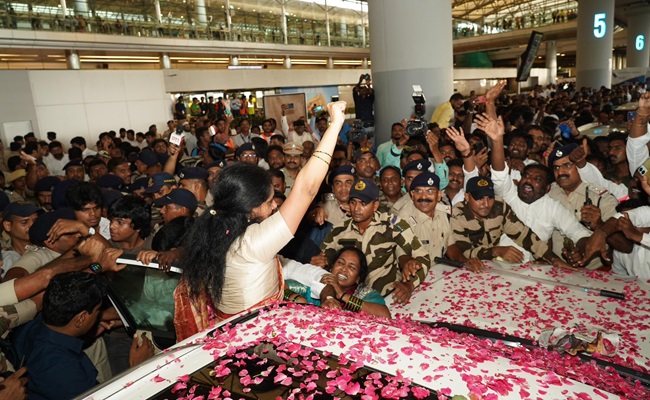 Kavitha reaches Hyd to a huge welcome by supporters