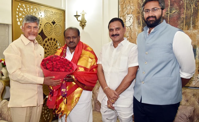 Naidu meet Union Ministers, discuss key projects