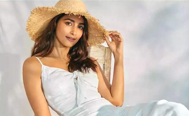 Pooja Hegde jets off to Sri Lanka to ring in her b'day