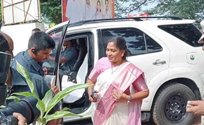 Andhra Home Minister escapes unhurt in accident