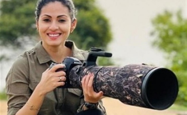 Actress-wildlife photographer poses with panther