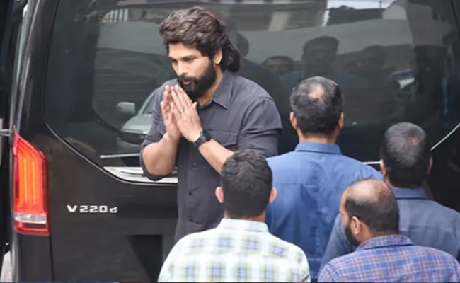 Allu Arjun reports at police station in stampede case