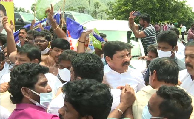 Cases filed over clash at Naidu's house in Amaravati