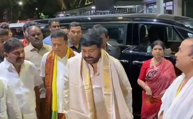 Chiru and wife offer prayers at Tirumala on his b'day