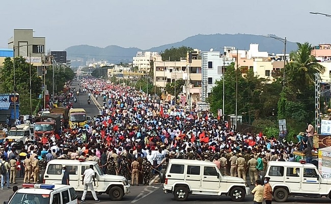 Massive show of strength by Andhra employees ahead of strike