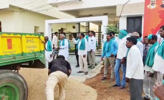 T farmers dump paddy in front of BJP MP's house