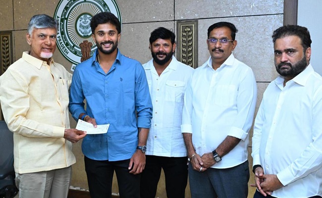 Naidu presents Rs.25 Lakh cheque to cricketer Nitish Kumar Reddy