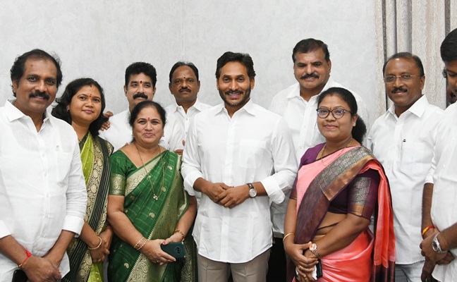 Jagan fulfils Botsa condition, makes him LOP