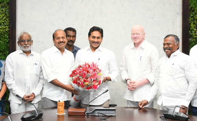 Jagan wants his MPs to expose injustice to South