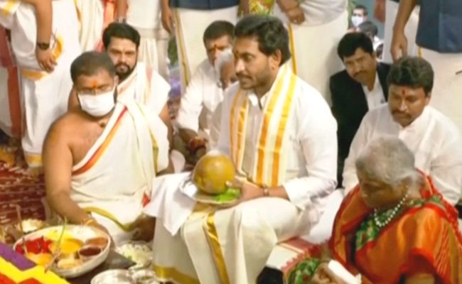 Jagan gets a complete Hindu makeover these days!