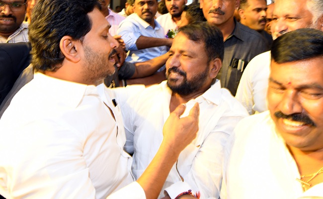 Jagan to lure Cong leaders to target Sharmila?