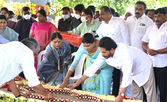 Sharmila joins Jagan for prayers at YSR Samadhi