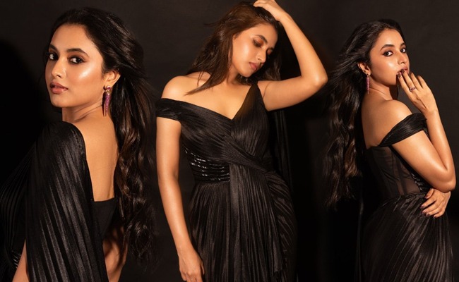 Pics: Gorgeous Actress In Black Dress