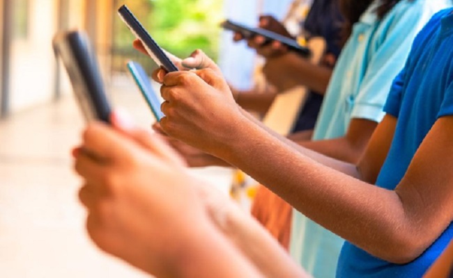 Andhra Pradesh bans mobile phones in schools