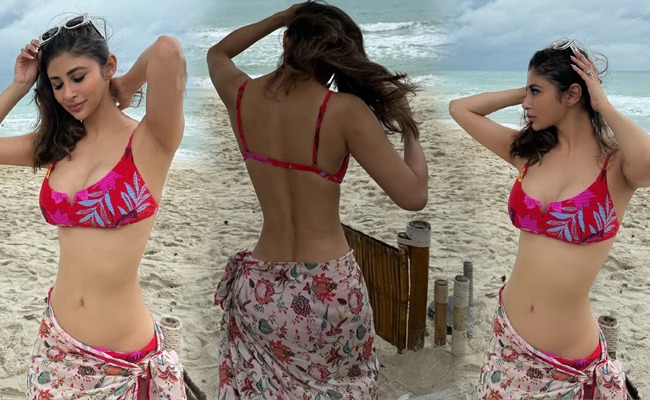 pHOTo Gallery: Mouni Roy Sizzles With Elegance