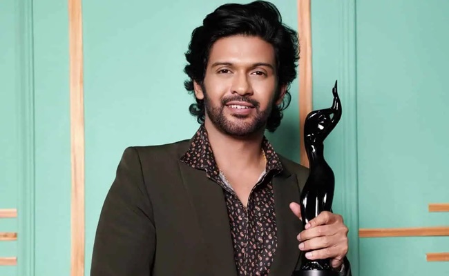 Naveen Polishetty Wins Filmfare Award