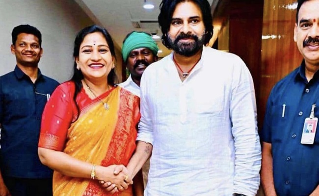 Anitha Shakes Hands With Pawan, At Last!