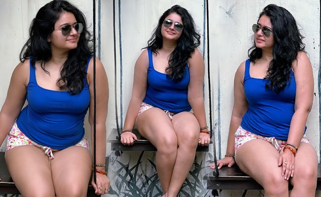 pHOTo Gallery: Poonam Flaunts Her Thighs