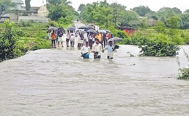 Heavy rains lash Telangana, red alert for 11 districts