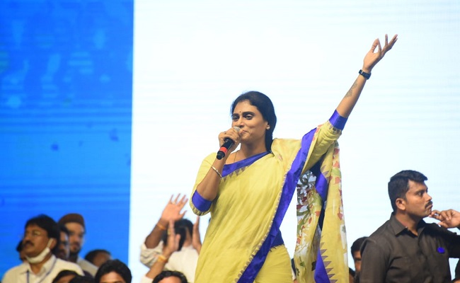 Sharmila to follow Jagan style in Telangana!