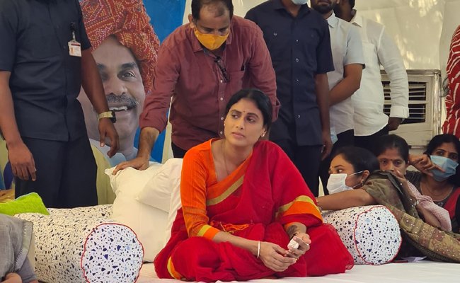 Sharmila to storm KCR bastion with one-day deeksha