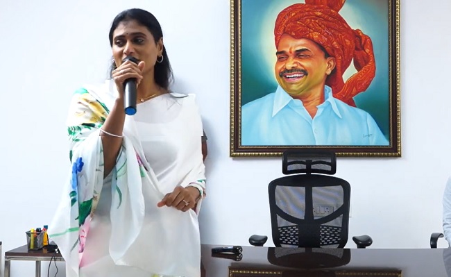 YSR's Supporters Surprised by Sharmila's Affection