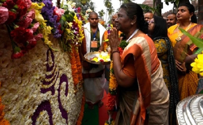 President offers prayers at Srisailam temple