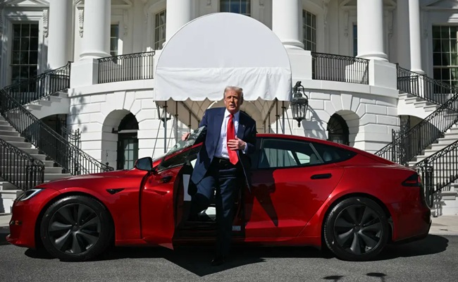 Trump Buys Tesla from Musk, Calls It a 'Great Product'