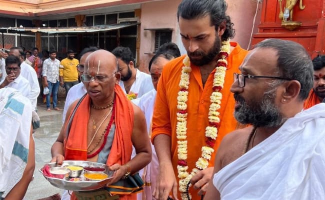 Varun Tej Wears Hanuman Mala, Visits Kondagattu