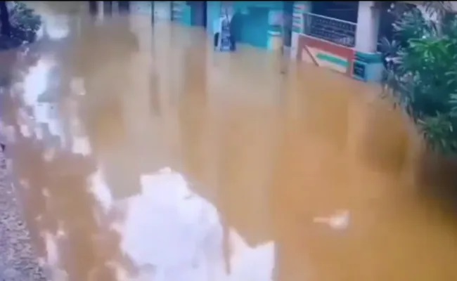 Dramatic Video Of Vijayawada Street Flooding