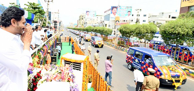 Jagan flags off 500 AC Thali Bidda Express vehicles