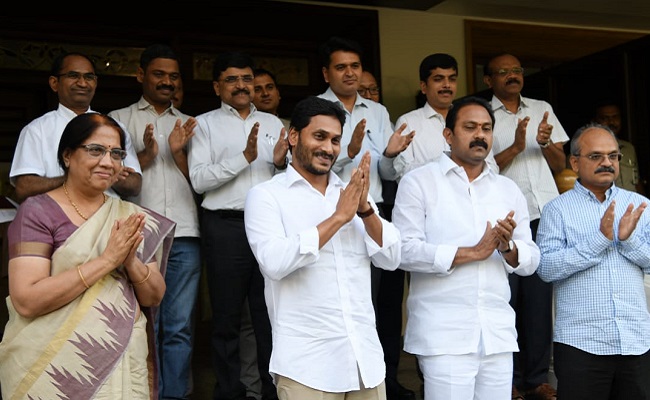 KCR, Jagan clap to thank Covid-19 fighters