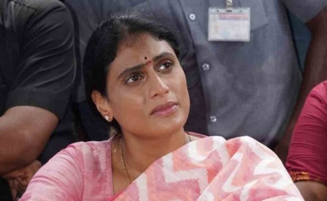 Andhra farmers protest at Sharmila's house in Hyd