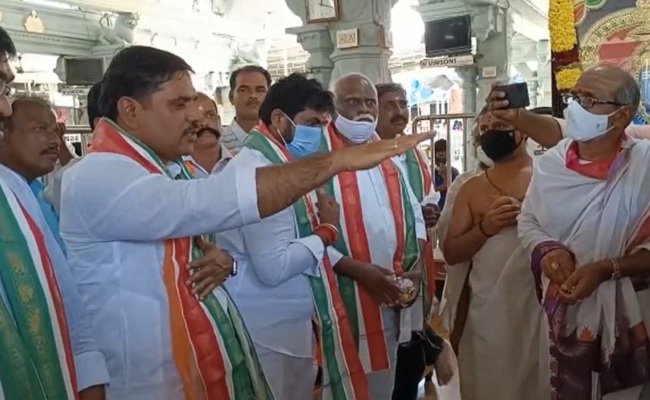 Reddy swears at temple to 'prove' he is not corrupt