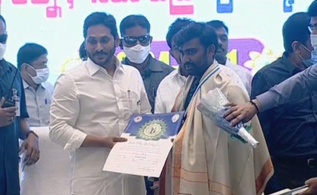 Jagan Announces Cash Awards To Volunteers